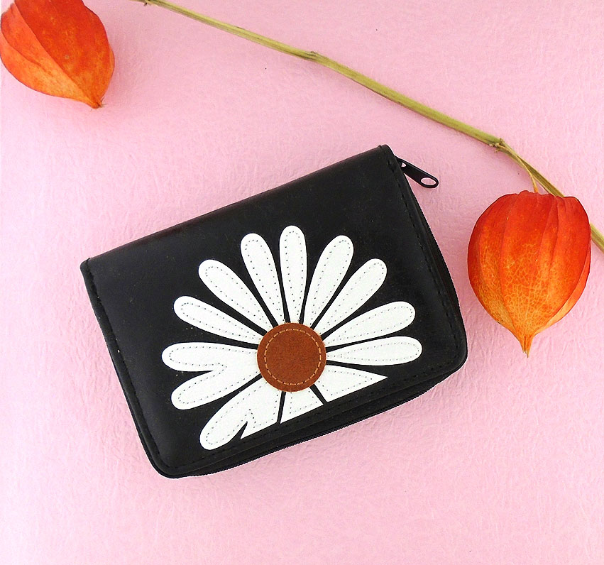 LAVISHY wholesale daisy themed vegan fashion accessories and gifts to gift shops, clothing and fashion accessories boutiques, speciality retailers in Canada, USA and worldwide.