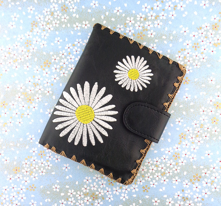 LAVISHY wholesale daisy themed vegan fashion accessories and gifts to gift shops, clothing and fashion accessories boutiques, speciality retailers in Canada, USA and worldwide.